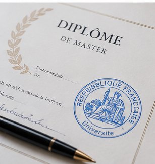 Diplôme universitaire tamponné